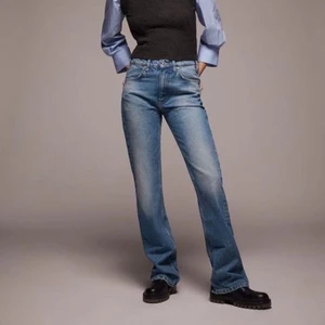 Zara jeans strl:38 - Zara jeans i modellen ”the vintage flare”. Strl:38. Endast använda cirka 2 ggr!                                               Köparen står för fraktkostnaden!😊
