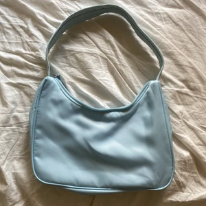 Ljusblå 90s väska från Monki.  - Fint skick! Aldrig använd. 