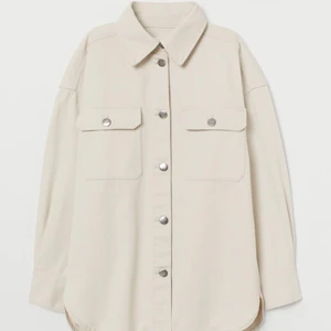 Skjortjacka från H&M  - Supersnygg beige overshirt/jacka/skjorta i jättefint skick/Knappt använd i storlek XS men passar även M/L 🤍 Kom med bud! 