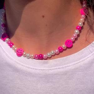 Ett rosa pärlhalsband med smileys,kostar 45kr+13kr frakt💕 bilderna är från min instagram design.by.d_ kolla gärna in🙂