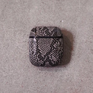 AirPod Case - Supersnyggt AirPod Case i ormskinns-imitation! Finns till Airpods och Airpods Pro!