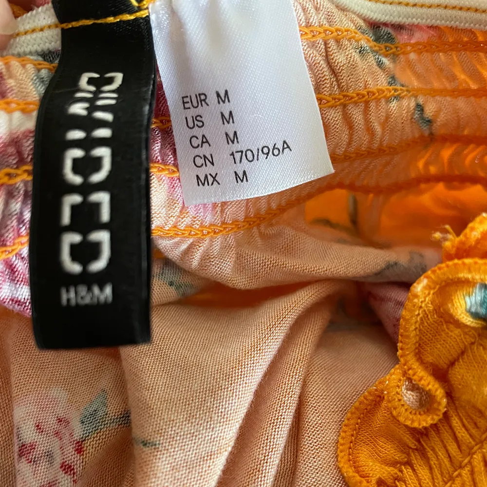 Fin somrig off-shoulder tröja från H&M i storlek M. Väldigt skönt material. Endast använd någon enstaka gång & säljer eftersom den inte kommer till användning. Säljs för 30kr + frakt 24kr. Skriv privat för fler frågor samt bilder, pris kan även diskuteras✨. Blusar.