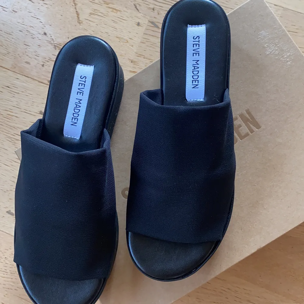 Säljar mina Steve Madde sandaler som är så himla snygga och sååå bekväma. Säljar pga för små! ALDRIG använda och skokartong kommer med! Möts helst upp i Stockholm men kan frakta, då ingår frakten i priset🍒🤩. Skor.