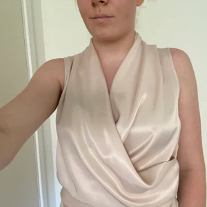 Topp från Zara - En fin skimmrig rosa topp/blus! Aldrig använd så i fint skick!🤩