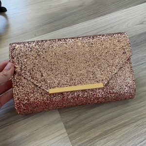 Handväska - Jättefin rosa/guld glittrig väska, använd en gång under min bal. 