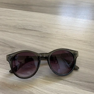 Solglasögon  - Svart/gråa solglasögon från Gina Tricot. Fint skick!