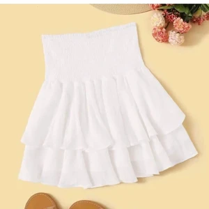 Vit volang kjol - Intressekoll på denna super fina volangkjol. Den är använd en gång, och tvättad en gång (den har krympt lite framtill)Säljer vid bra bud. Kan skicka fler bilder privat (lånade bilder)💕 BUDGIVINGEN AVSLUTAS IMORGON 12:00 (23 juli) Har man lagt bud kan man inte ångra sig! BUDGIVNINGEN AVSLUTAD