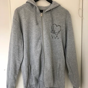 BT21 hoodie  - En BT21 hoodie (TATA•MANG) jättegullig men använd få gånger. Står storlek M men är mer som en S. Den är väldigt tunn vilket är skönt på sommaren, den är också lite nopprig på ena sidan men inte på något annat ställe. 130kr inklusive frakt! 