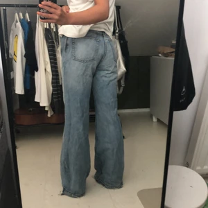 Ljusblå jeans - Yoko jeans från Monki, men som är lite smått insydda i låren. Så skulle säga att de passar storleken under ”original storleken”. Kontakta gärna mig om du har funderingar kring mått osv.🤠