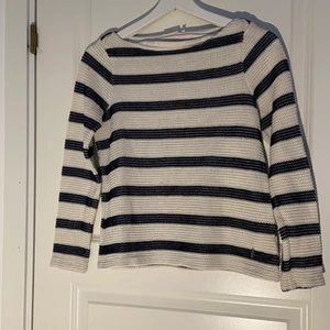 Blå vit randig stickad tröja - Jag säljer en jättefin blå vit randig stickad tröja. Den är i jättebra skick förutom det ni kan se på andra bilden som man knappt tänker på. Skriv vid frågor eller intresse❤️❤️ 
