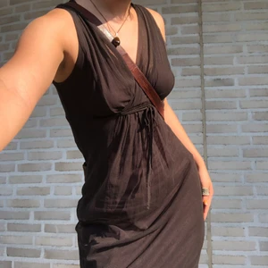 Klänning - Säljer denna bruna kookai klänning i storlek S🌸nypris ligger över 1000 kr. Fraktar för 44kr eller möts upp i Stockholm💘