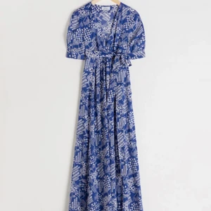 & other stories maxi klänning - Säljer min dröm/finaste klänning då den nu har blivit för liten🥺 nypris är 990kr och jag har endast hunnit använda min 3 gånger förra sommaren. Den är har två slitsar vid varje sida vilket gör den lite unik och väldigt fin! Den har en dragkedja på sidan som nu då tyvärr inte går upp för mig hehe men förövrigt sitter den toppen!💕