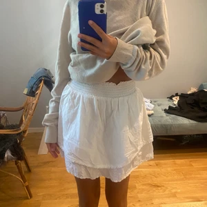 Vit kjol - Vit volang kjol med broderi längst kanterna. Väldigt bra skick nästintill oanvänd!!