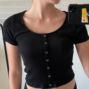 Svart topp HM - Säljer denna svarta topp med fina knappar på från hm i storlek S🤩🖤