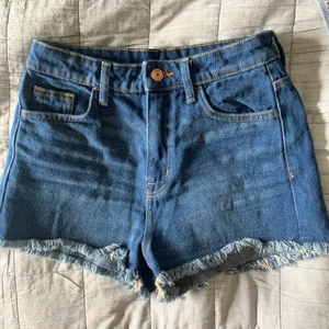 Snyggaste jeansshortsen!! - Säljer mina favvo shorts då de är för små😩 Sjukt snygg blå färg me slitningar. Storlek 34. Mitt pris 100kr + frakt😘
