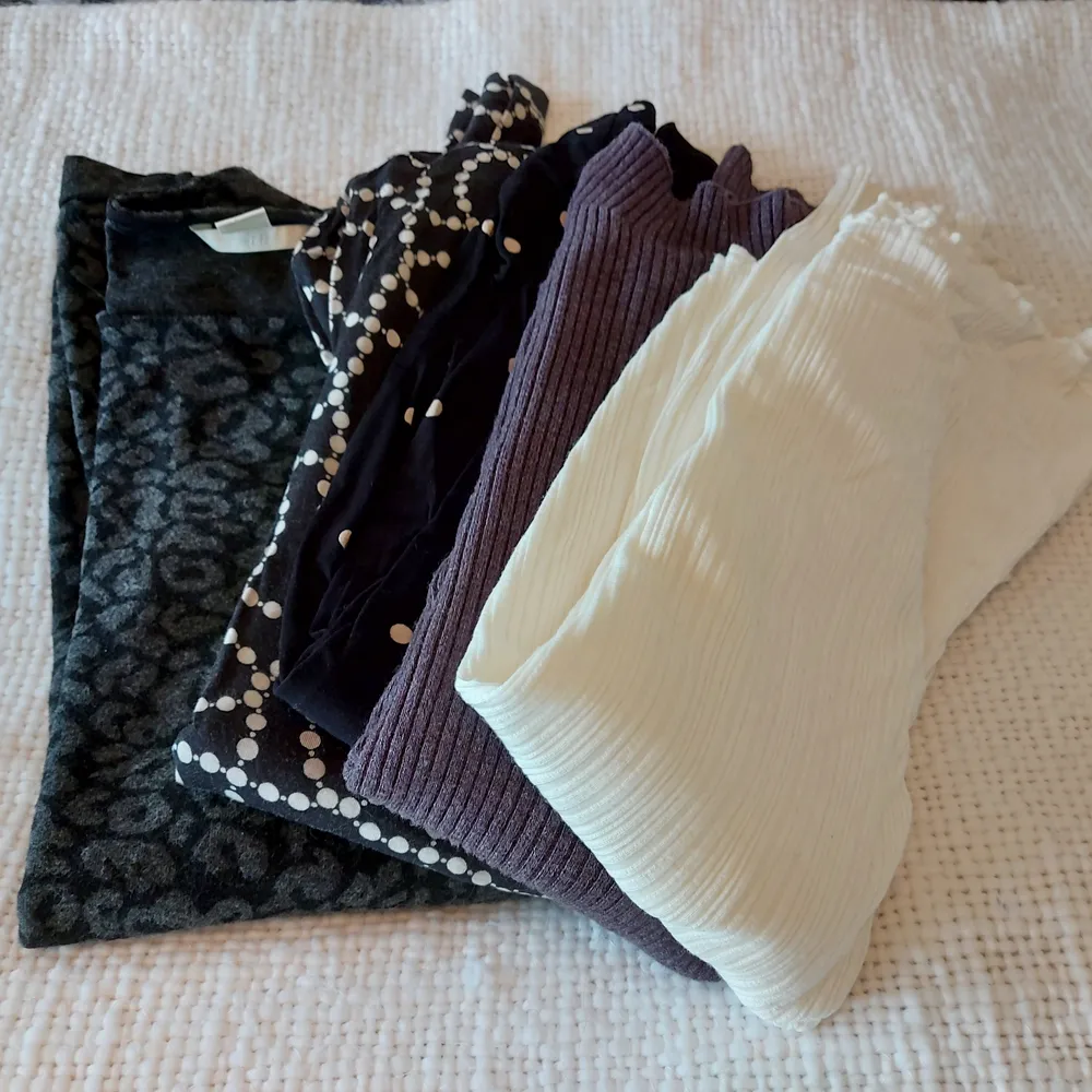Klädpaket dam med 9 klädesplagg, I nyskick:  -vinröd plisserad t-shirt, storlek M (lager 157) -virkad marinblå t-shirt, storlek M (MQ) -grå/svart leopardmönstrad tröja, storlek S (H&M) -två stycken tunna polotröjor, svart/vit mönster, storlek L (cassels och H&M) -vit plisserad tunnhalvpolotröja, storlek L (H&M) -lila ribbstickad polo med slits vid ärmslut, storlek L (H&M) -ett par ljusgrå ribbstickade byxor, storlek M (GinaTricot)-ett par rosa ribbstickade utsvängda byxor, storlek L (lager157). Toppar.