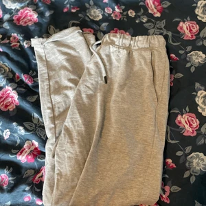 Basic grå mjukisbyxor - Grå mjukisbyxor i storlek (M) Dom är använda endast 1 gång och väldigt fina. 