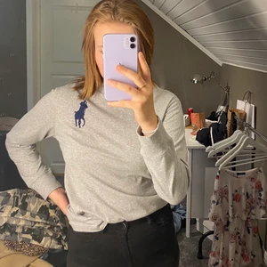 Ralph Lauren sweatshirt  - Hej! Säljer denna Ralph Lauren sweatshirt. Aldrig använd