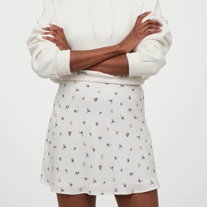 Kjol  - Helt oanvänd kjol från hm i storlek 34, säljer pga aldrig fått användning för den🦋