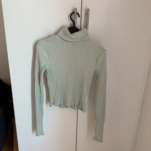 Långermad ljusgrön tröja  - Säljer denna jättefina långermade tröjan från Gina tricot. Den är i nyskick avänd ca 2-3 ggr. Jag säljer den för att jag aldrig får användning för den.❤️