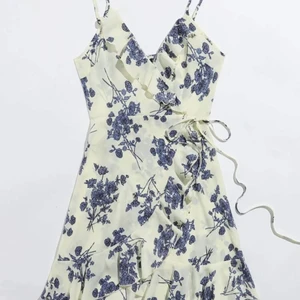 Sommarklänning ☀️ - Fin sommarklänning i tunnt material som tyvärr aldrig kommit till användning, ligger kvar i förpackningen. Storlek M från SHEIN, men passar även xs/s. 👗 Justerbara band. 150kr inkl. frakt. 🥰