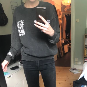 Collegetröja  - En mörkgrå snygg collegetröja med tryck från pull & bear i storlek M. Super bekväm och snygg! 