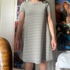 Kläning från zara - Fin mönstrad klänning, köpt från sellpy begagnat men själv bara provat den på. Den är strechig men något tight runt armarna. Katt i hemmet. (Jag är 155 cm lång)