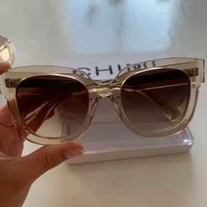 CHIMI solglasögon  - Säljer ett par Oanvända chimis💗 nummer 08 i färgen ecru.