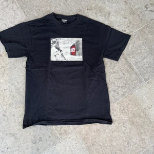 Hockey eyes without face tee - Skön tshirt med najs print från hockey skateboards