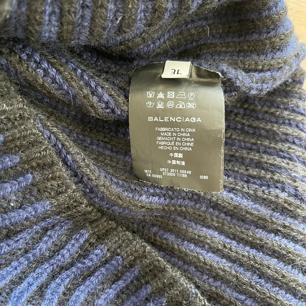 Sjukt mjuk o varm tröja i bra skick. 100% alpacka ull från balenciagas tidiga 2000-talet kollektion, balenciaga knits. Stickat.