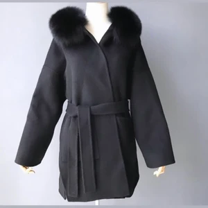 Kappa med päls - Säljer nu min super snygga pälskappa som är välbehållen inga hål eller skavanker. Äkta päls i räv, kappan är i strl xs men jag skulle säga att den är mer som en S. Köptes för 2500kr i december 2020 och är använd i max 3 månader🤍 