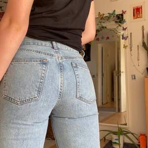 Säljer dessa super snygga och trendiga jeans från Asos🥰. Helt nyköpta och säljer pga att jag redan har liknande. Köpare står för frakt:)