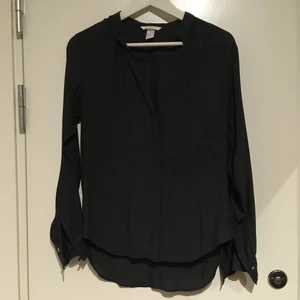 Mörkblå blus strl 32 - Mörkblå blus, strl 32. Hämtas i Bromma, eller skickas. Köparen står då för frakt 