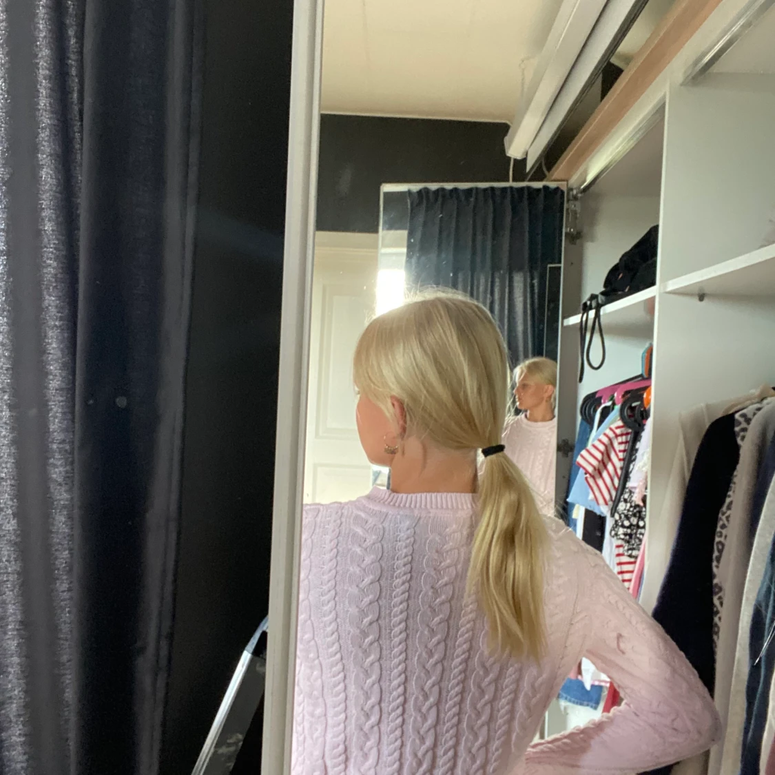 En ribbstickad rosa tröja - 90