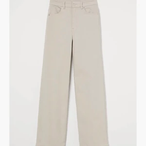 Vida beiga jeans - Vida beiga jeans. Har använts en gång. ‼️andra bilden är bara till för att visa passform, det är inte samma byxor‼️Säljer även ett par blåa långa jeans. Kolla gärna in min sida, säljer vit vest, cool hoodie mm