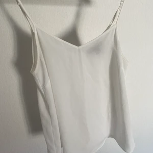 Jättefint vitt linne  - Trendigt fint tunt vitt linne i storlek 38, säljer eftersom den är liten på mig och är därmed inte använd mer än en gång. Skriv gärna vid intresse!🥰