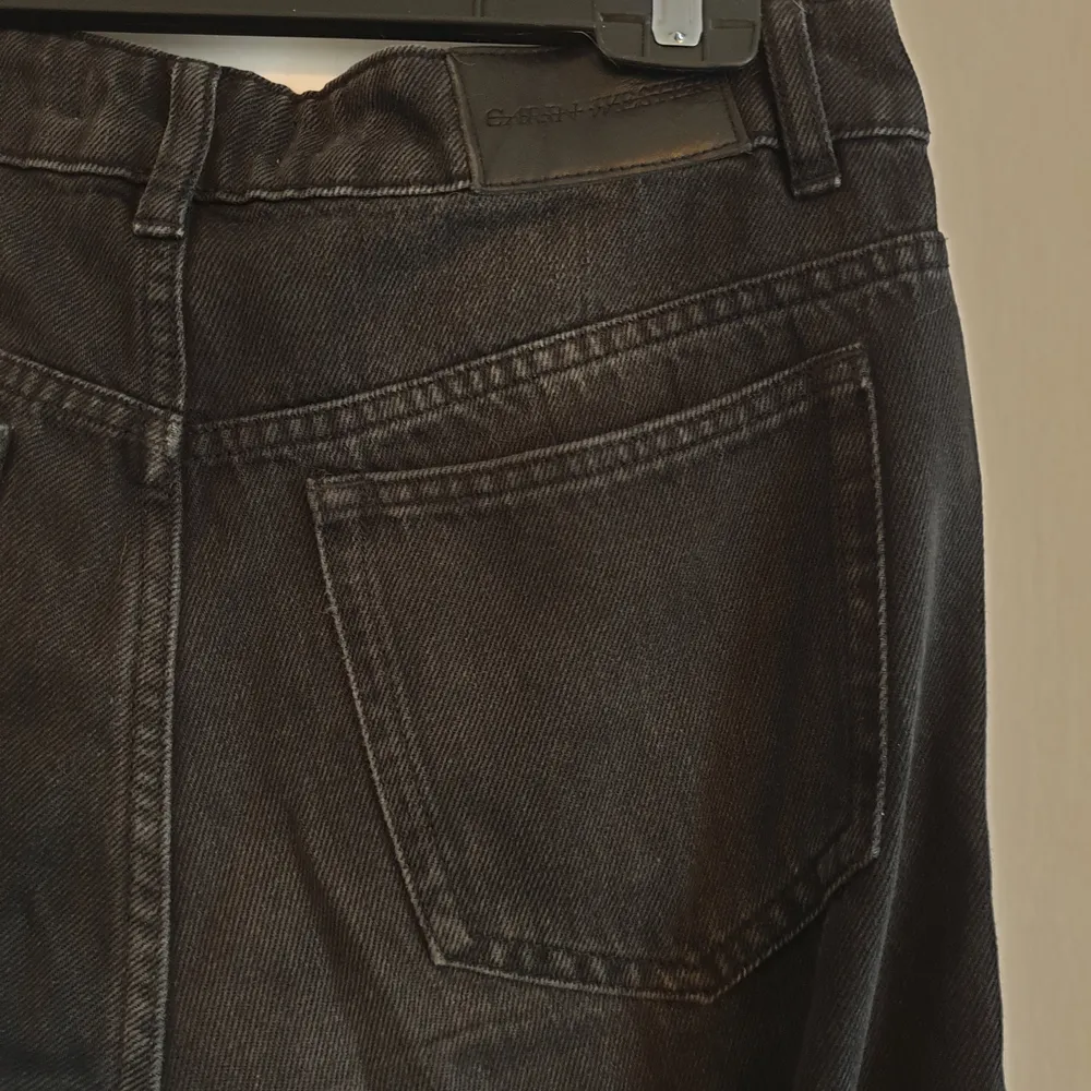 Så så snygga jeans från Carin Wester säljes pga för små för mig. Byxorna är svarta/mörkgråa i snygg tvätt, fint skick och i storlek 38. Skickar endast! . Jeans & Byxor.