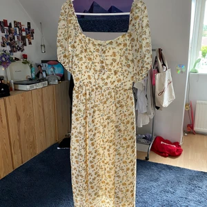 Låg klänning - Denna superfina klänning passar perfekt till sommaren och ger en Vintage vibe. ❤️🥰Den kommer tyvärr inte till användning av mig. Frakt ingår<3 