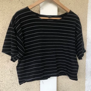 Cropped monki t-shirt - Cropped T-shirt från Monki. Den är i storlek M men passar S-L beroende på vilken passform man är ute efter. På mig når den ner till 1 dm över naveln ungefär.