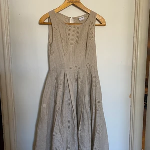 Retro sommarklänning , strl S, beige - En härlig sommarklänning köpt på loppis , som ny skick. Otroligt fint och unikt tyg! Hemmasydd av loppisägaren! Vill du frakta med exempelvis PostNord blå påse istället är det självklart möjligt!