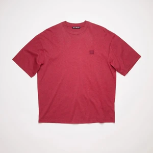 Acne tshirt  - T-shirt i hot pink från Acne. Den är inte exakt samma som den på bilden utan snäppet klarare i färgen. Tröjan är i mycket bra skick förutom två sträck nere på tröjan. Misstänker tyvärr att de är från tuschpennor men som tur är syns de inte när man har på sig tröjan. Vid fler frågor är det bara att skriva:) frakt står köparen för