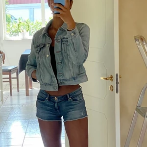 Levi’s Jeansjacka M - Köpte jackan för ca 5-6 år sen men den är frf i väldigt bra skick! :)) Jag är 175cm, jackan skulle nog passa någon med kortare armar bäst 🥰