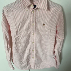 Ralph lauren custom fit stl S - Jättefint skick! Nästan som ny. Behöver bara strykas. 