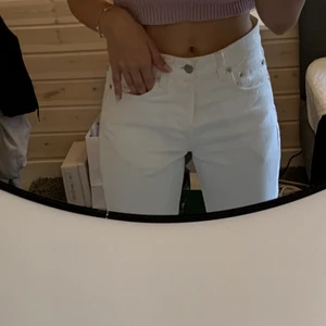 Jeans - Jeans från Crocker med medelhög midja, köpt på Röda korset. Små i storleken, passar mig som är xs 🤍