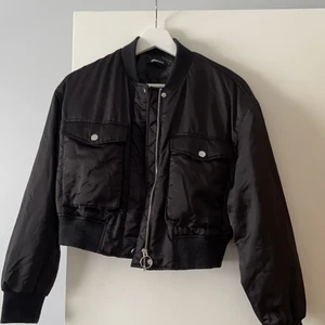 Cropped bomberjacka - Croppad bomberjacka från ginatricot, sparsamt använd. Storlek S (passar xs/s). Köparen står för frakten. 