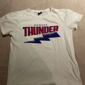 T-Shirt  - En fin vit T-Shirt från ginatricot i storlek XS med tryck.