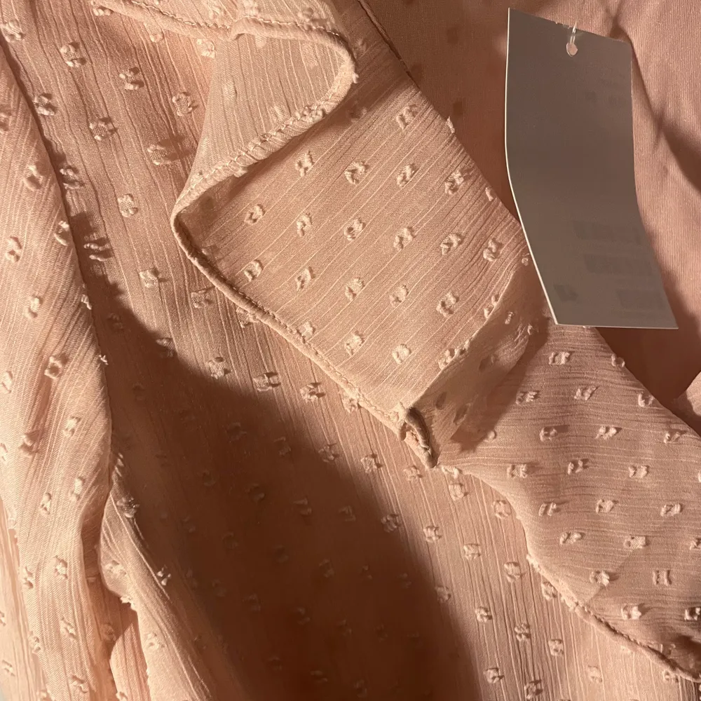 Söt v-ringad klänning från H&M som är för liten för mig💗 storlek 34, frakt tillkommer . Klänningar.