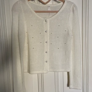 Vit cardigan  - Fin vit cardigan, storlek saknar men passar som en small :)