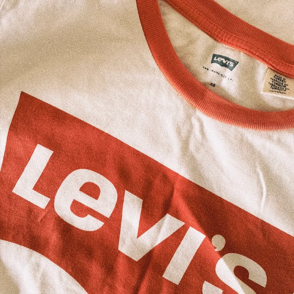 T-shirt från Levi’s ❤️‍🔥 Storlek XS (34-36) Använd 2 ggr.   Kolla gärna mina andra annonser - ger alltid paketpris 📦  Betalning via swish 💰   Skickas mot fraktkostnad - bjuder på frakten vid köp av mer än två saker ✅   #levis . T-shirts.