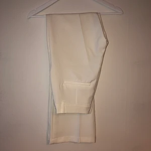 Vit byxa - Byxa i storlek 36, materialet är väldigt len och mjuk. Helt ny